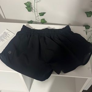 Lululemon black hotty hot shorts 2’5 inch